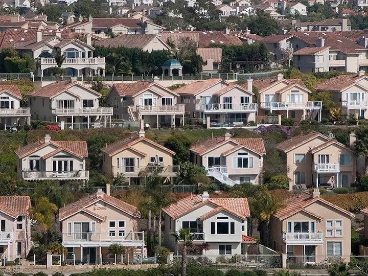 पिछले एक-डेढ़ साल में दुनिया भर में ब्याज दरें तेजी से बढ़ी हैं. महंगाई को काबू करने के लिए सेंट्रल बैंकों ने लगातार ब्याज दरें बढ़ाई हैं. इससे होम लोन पर सबसे ज्यादा असर हुआ है और ये महंगे हुए हैं. आइए जानते हैं कि प्रमुख एशियाई देशों में अभी होम लोन की ब्याज दरें क्या हैं...