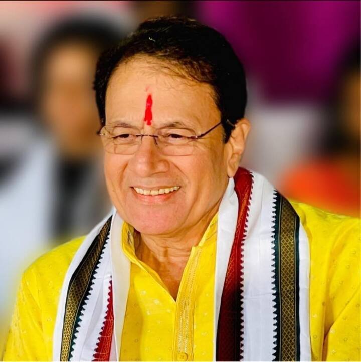 फिर मैंने सेट पर एक सज्जन से उस शख्स की बात को ट्रांसलेट करने के लिए कहा तो उसने बताया कि वो ये कह रहा था कि, ‘ हम आपको भगवान मानते हैं और आप यहां बैठकर सिगरेट पी रहे हैं..