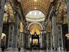 रूस-यूक्रेन यूद्ध के विरोध में वेटिकन चर्च में नंगा खड़ा हुआ शख्स, नाखूनों से बदन को खरोचा और फिर...