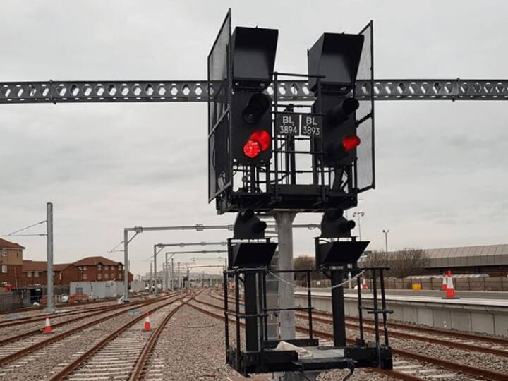 How does train run know the meaning of traffic light signal meaning in railway स्टेशन पर ग्रीन की जगह येलो सिग्नल से क्यों चलती है ट्रेन? क्या हैं इसके लिए ट्रैफिक लाइट के नियम?