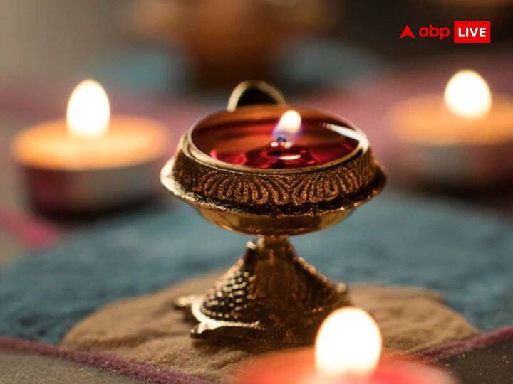 वट सावित्री की पूजा में घी का दीपक जला रही हैं तो उसे दाईं ओर रखें. वहीं तेल का दीपक जला रही हैं तो उसे बाईं ओर रखना चाहिए.