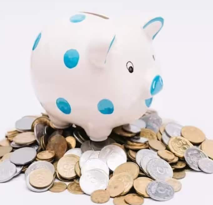 HDFC Bank vs SBI vs ICICI Bank FD Scheme: ਭਾਰਤੀ ਸਟੇਟ ਬੈਂਕ, HDFC ਬੈਂਕ ਅਤੇ ICICI ਬੈਂਕ ਸੀਨੀਅਰ ਨਾਗਰਿਕਾਂ ਲਈ ਵਿਸ਼ੇਸ਼ FD ਸਕੀਮਾਂ ਲੈ ਕੇ ਆਏ ਹਨ। ਆਓ ਜਾਣਦੇ ਹਾਂ ਕਿ ਕਿਸ ਬੈਂਕ ਦੀ FD 'ਤੇ ਤੁਹਾਨੂੰ ਨਿਵੇਸ਼ 'ਤੇ ਵੱਧ ਵਿਆਜ ਦਰ ਦਾ ਲਾਭ ਮਿਲੇਗਾ।