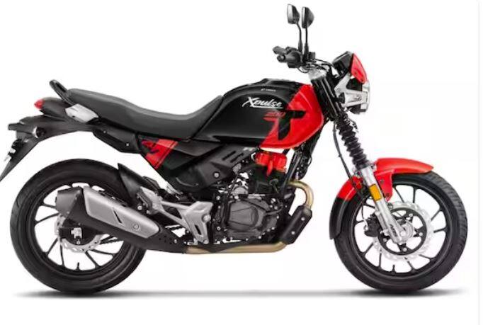 ਇਸ ਲਿਸਟ 'ਚ ਪਹਿਲਾ ਨਾਂ ਅਪਡੇਟ ਕੀਤਾ ਹੀਰੋ XPulse 2004V ਹੈ। ਜਿਸ ਦੀ ਕੀਮਤ 1.43 ਲੱਖ ਰੁਪਏ ਐਕਸ-ਸ਼ੋਰੂਮ ਹੈ। ਕੰਪਨੀ ਨੇ ਪਿਛਲੇ ਮਹੀਨੇ ਇਸ ਬਾਈਕ ਨੂੰ OBD2 E-20 ਨਾਲ ਅਪਡੇਟ ਕਰਕੇ ਪੇਸ਼ ਕੀਤਾ ਸੀ।