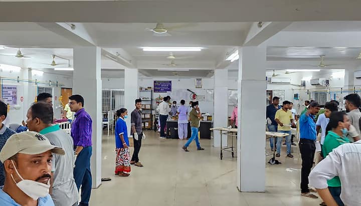 দুর্ঘটনার পর কার্যত দেশলাইয়ের খোলের মতো লাইনের পাশে উল্টে পড়ে ট্রেনের কামরাগুলি। দুটি ট্রেনের মুখোমুখি সংঘর্ষের পর স্থানীয়রা প্রথমে ছুটে আসেন ঘটনাস্থলে।