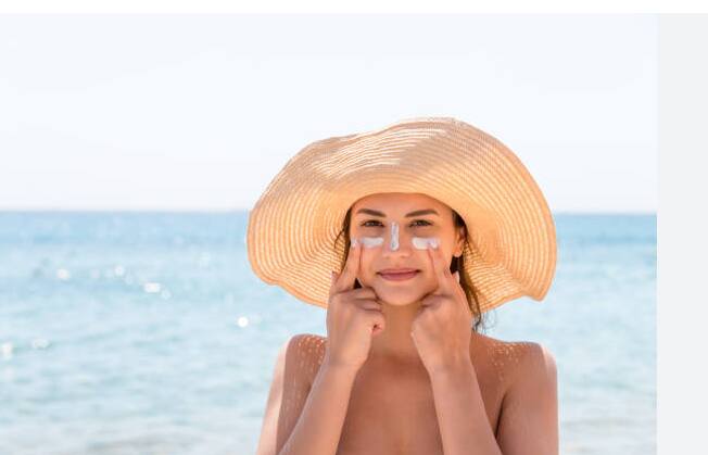 आपल्या चेहऱ्याला सूर्याच्या तीव्र किरणांपासून वाचवण्यासाठी  सनस्क्रिनचा वापर केला जातो.