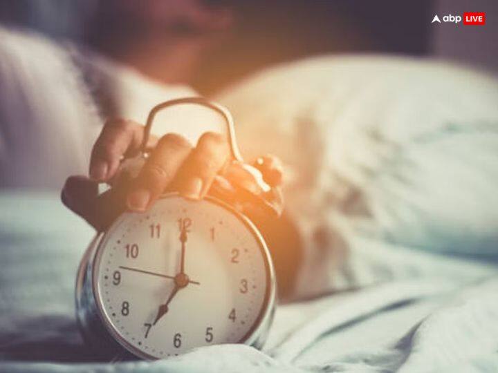 आषाढ़ के महीने में देर तर सोना वर्जित है. ऐसा करने पर देवी लक्ष्मी रूठ जाती हैं और साधक को आर्थिक मुसीबतों का सामना करना पड़ता है.