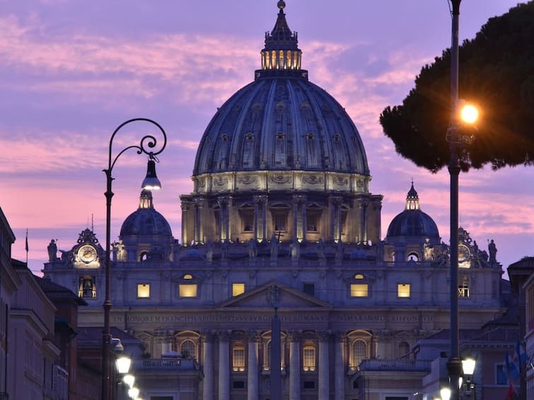 Russia-Ukraine War A man standing naked in the Vatican Church in protest against the Russia-Ukraine war Russia-Ukraine War: చర్చ్‌లో నగ్నంగా నిరసన, రష్యా ఉక్రెయిన్ యుద్ధం ఆపాలని నినాదాలు