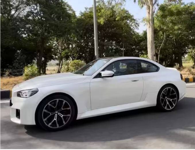 ਤੀਜੀ ਕਾਰ BMW M2 ਹੈ, ਜਿਸ ਨੂੰ ਕੰਪਨੀ ਇਸ ਮਹੀਨੇ ਭਾਰਤੀ ਬਾਜ਼ਾਰ 'ਚ ਲਾਂਚ ਕਰ ਸਕਦੀ ਹੈ। ਲਗਜ਼ਰੀ ਕਾਰ ਸੀਬੀਯੂ ਰੂਟ ਰਾਹੀਂ ਭਾਰਤ ਆਵੇਗੀ। ਇਸ ਲਗਜ਼ਰੀ ਕਾਰ 'ਚ ਜ਼ਬਰਦਸਤ ਫੀਚਰਸ ਹੋਣਗੇ ਅਤੇ ਇਹ ਆਪਣੇ ਪਿਛਲੇ ਮਾਡਲ ਤੋਂ ਜ਼ਿਆਦਾ ਪਾਵਰਫੁੱਲ ਹੋਵੇਗੀ।