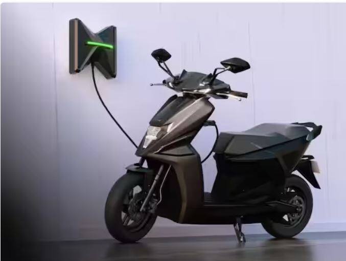 ਦੂਜੇ ਨੰਬਰ 'ਤੇ ਸਿੰਪਲ ਵਨ ਐਨਰਜੀ ਦਾ ਸਿੰਪਲ ਵਨ ਇਲੈਕਟ੍ਰਿਕ ਸਕੂਟਰ ਹੈ। ਜਿਸ ਨੂੰ ਪਿਛਲੇ ਮਹੀਨੇ 1.45 ਲੱਖ ਰੁਪਏ ਦੀ ਐਕਸ-ਸ਼ੋਰੂਮ ਕੀਮਤ 'ਤੇ ਲਾਂਚ ਕੀਤਾ ਗਿਆ ਸੀ। ਇਸ ਇਲੈਕਟ੍ਰਿਕ ਸਕੂਟਰ ਦੀ IDC 225 ਕਿਲੋਮੀਟਰ ਤੱਕ ਹੈ।