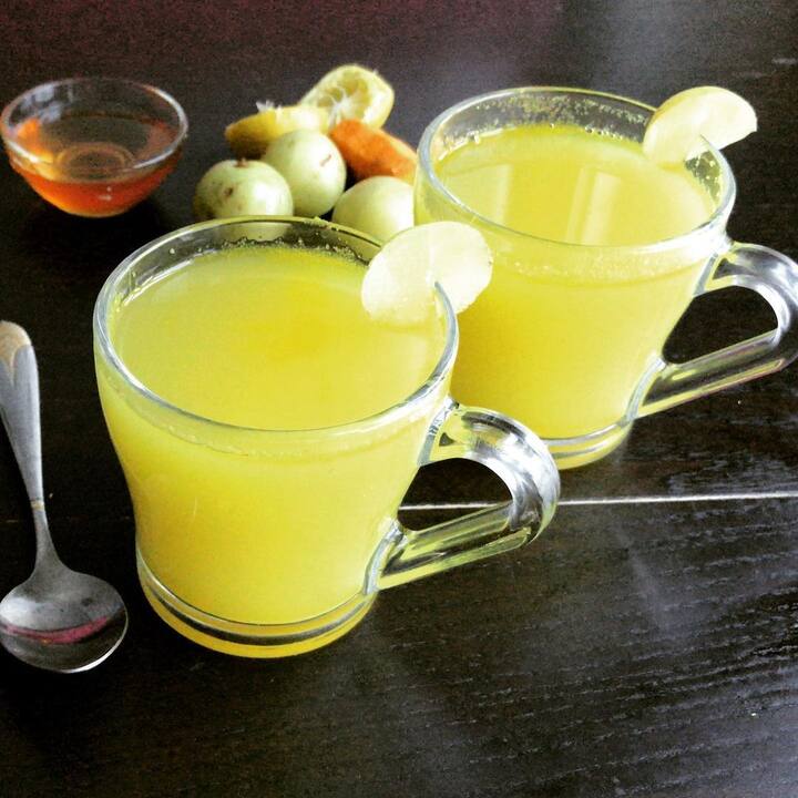 आंवला जूस पीने से त्वचा और बालों को हेल्दी बनाए रखने में मदद मिलती है.बालों को मजबूती मिलती है. बाल काले होते हैं.स्कैल्प में ब्लड सर्कुलेशन को बेहतर बनाने में मदद करता है, जिससे बालों को मजबूती मिलती है.