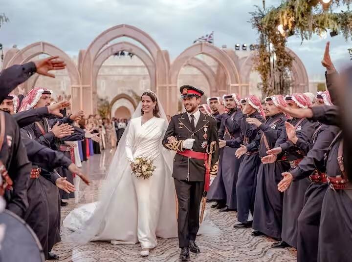 Crown Prince Al Hussein Wedding: शुक्रवारी जॉर्डनचे राजकुमार क्राऊन प्रिन्स यांचा शाही थाटात विवाह संपन्न झाला. सौदी अरब घराण्याच्या राजकुमारी रजवा अल सैफ हिच्याशी त्यांचा विवाह झाला आहे.