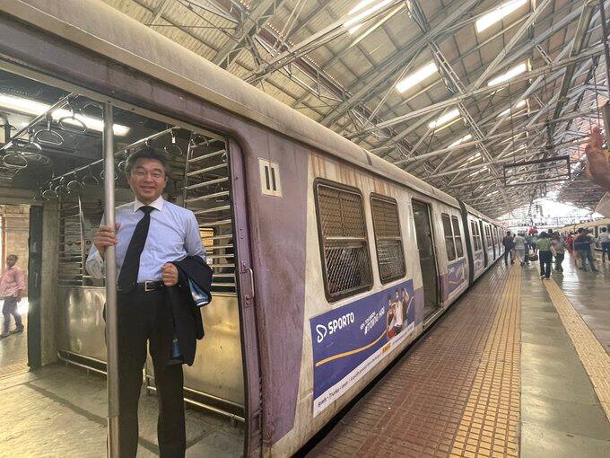 Japanese Ambassador To India Starts Mumbai Tour With Local Train Ride And Street Shopping Japanese Ambassador : மின்சார ரயில், தெருவோர கடை சிற்றுண்டிகள்: மும்பை வந்த ஜப்பான் தூதரின் சின்ன சின்ன ஆசைகள்