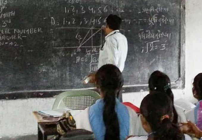 Bihar Education Department Orders to deduct the salary of 87 teachers who are absent Patna News: एक्शन में शिक्षा विभाग, पटना के सरकारी स्कूल में अनुपस्थित रहने वाले शिक्षकों का वेतन काटने के आदेश