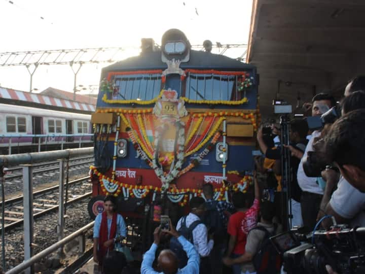 Indias First Deluxe train mumbai pune deccan queen express completes 93 years Birthday Celebration India’s First Deluxe train: 93 साल की हुई देश की पहली डीलक्स ट्रेन, रेलवे अधिकारियों ने केक काटकर किया बर्थडे सेलिब्रेट