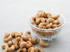 किसी रिश्तेदार के यहां या पार्टी में कहीं आप तो नहीं खा जाते ज्यादा काजू, इसके नुकसान डराने वाले हैं