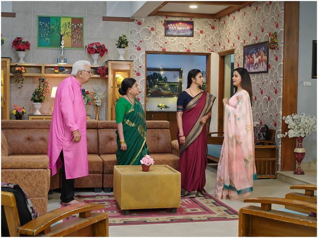 Gruhalakshmi Serial June 2nd Episode 961 Written Update Today Episode Gruhalakshmi June 2nd: తులసిని తోసేసి మరీ కేఫ్ కాగితాలు చేజిక్కించుకున్న లాస్య- దివ్య, రాజ్యలక్ష్మి మాటల యుద్దం