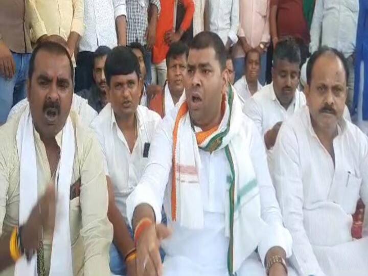 Bihar News: CM नीतीश की पुलिस के खिलाफ RJD MLA ने खोला मोर्चा, एकदिवसीय धरने पर बैठे, लगाए कई आरोप RJD MLA Mukesh Roshan one-day protest in Hajipur against CM Nitish Kumar Bihar Police ann Bihar News: CM नीतीश की पुलिस के खिलाफ RJD MLA ने खोला मोर्चा, एकदिवसीय धरने पर बैठे, लगाए कई आरोप