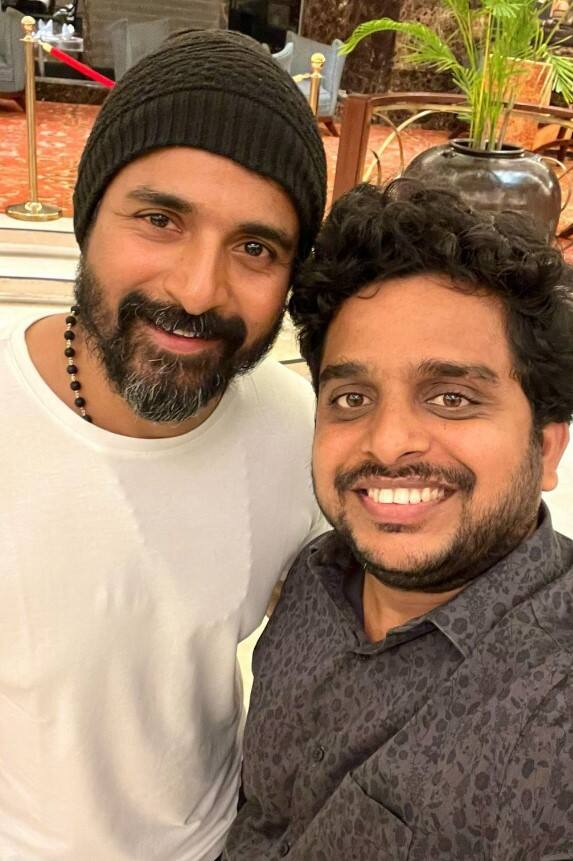 தலையில் தொப்பி அணிந்து வந்த சிவாவின் கெட்டப்பை பார்த்த நெட்டிசன்ஸ், ‘சென்னையில் அடிக்கிற வெயிலுக்கு தொப்பி போட்டு சுத்துர ஒரே ஆளு இவருதான்’என ட்ரால் செய்தனர்.