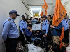 JNU के छात्रों ने किया एडमिन का घेराव, 8 सूत्रीय मांगों को लेकर धरना, मांगें पूरी न होने तक करेंगे प्रदर्शन