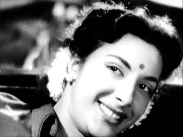 त्याचवेळी नर्गिस यांच्या निधनानंतर त्यांचे पती आणि अभिनेते सुनील दत्त यांनी काँग्रेसचे खासदार  आणि मंत्रीपद भूषवले होते.