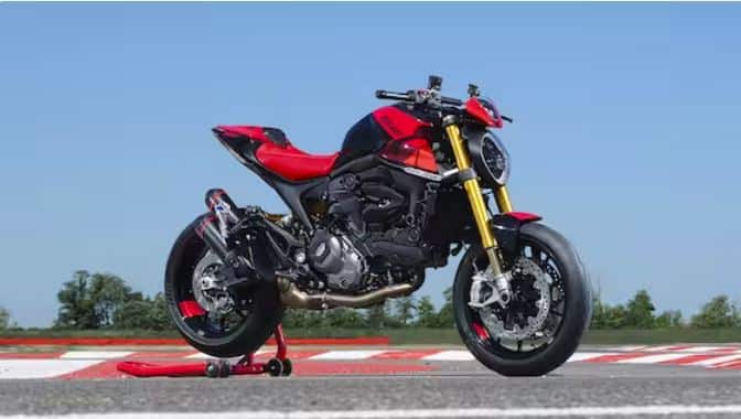 ਚੌਥੀ ਬਾਈਕ Ducati Monster SP ਹੈ। ਇਸ ਨੂੰ ਪਿਛਲੇ ਮਹੀਨੇ 15.95 ਲੱਖ ਰੁਪਏ ਦੀ ਐਕਸ-ਸ਼ੋਰੂਮ ਕੀਮਤ 'ਤੇ ਲਾਂਚ ਕੀਤਾ ਗਿਆ ਸੀ। ਇਸ ਦੇ ਸੈਗਮੈਂਟ ਦੀਆਂ ਹੋਰ ਬਾਈਕਾਂ ਦੇ ਮੁਕਾਬਲੇ ਇਹ ਇੱਕ ਹਲਕਾ ਅਤੇ ਟ੍ਰੈਕ ਓਰੀਐਂਟਿਡ ਬਾਈਕ ਹੈ।