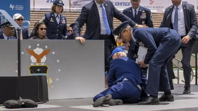 Joe Biden Falls At US Air Force Academy Graduation Ceremony watch Video us news Joe Biden Video : भर कार्यक्रमात जो बायडन मंचावरच पाय अडखळून पडले, अमेरिकेच्या राष्ट्राध्यक्षांचा व्हिडीओ व्हायरल