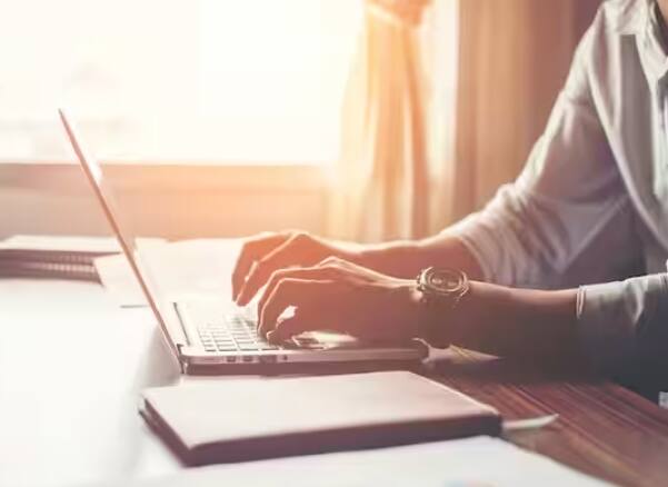 ਇਸ ਤੋਂ ਬਾਅਦ, ਆਪਣੇ ਕ੍ਰੈਡਿਟ, ਡੈਬਿਟ ਜਾਂ UPI ਰਾਹੀਂ 1,000 ਰੁਪਏ ਦਾ ਜੁਰਮਾਨਾ ਭਰੋ। ਇਸ ਦੇ ਨਾਲ, ਤੁਹਾਨੂੰ ਦੋਵੇਂ ਜ਼ਰੂਰੀ ਦਸਤਾਵੇਜ਼ ਤੁਰੰਤ ਲਿੰਕ ਹੋ ਜਾਣਗੇ।