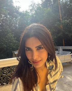 Diana Penty Shares Candid Sun-Kissed Selfies; See