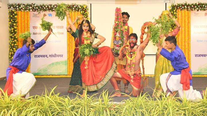 રાજ્યપાલ આચાર્ય દેવવ્રતજીએ આ અવસરે કહ્યું કે, ભારતના તમામ રાજભવનોમાં આજે તેલંગાણા દિવસની ઉજવણી કરાઈ રહી છે. ઉજવણીમાં તેલંગાણા અને ગુજરાત બંને રાજ્યોના નાગરિકો, કલાકારો, યુવાનો ભેગા મળી રહ્યા છે.