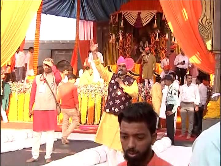 सकाळी 7 वाजता ध्वजारोहण सोहळा पार पडला. राज्याचे मुख्यमंत्री एकनाथ शिंदे आणि उपमुख्यमंत्री देवेंद्र फडणवीस आणि अनेक राजकीय नेते आज रायगडावर राज्याभिषेक सोहळ्याला उपस्थित आहेत.