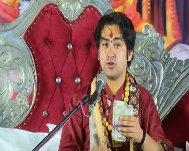 An application was made to the police against Baba Dhirendra Shastri in Rajkot Divya Darbar: રાજકોટમાં બાબા ધીરેન્દ્ર શાસ્ત્રી સામે હિપનોટાઇઝ કરી પૈસા પડાવ્યાનો લાગ્યો આરોપ, યુવકે પોલીસમાં કરી અરજી