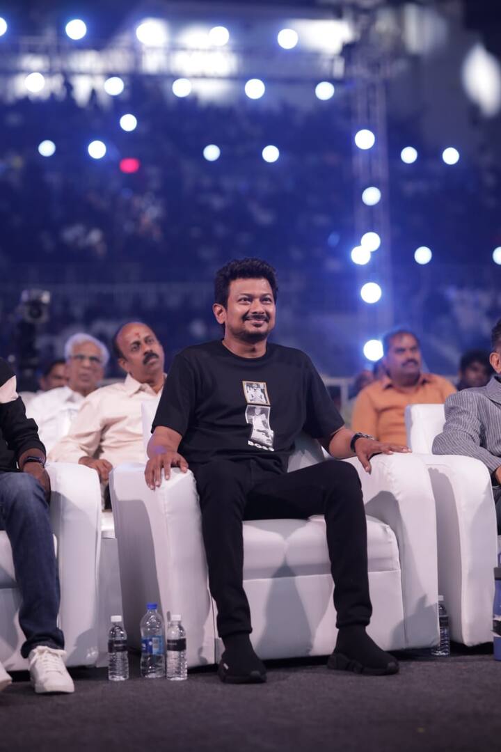 நேற்று நடந்த விழாவில் கலந்துகொண்ட பிரபலங்கள் படத்தை பற்றியும் தமிழ் சினிமா பற்றியும் முக்கியமான தகவல்களை பகிர்ந்து கொண்டனர். மாமன்னன் படத்தை உதயநிதி எப்படி ஒப்புக்கொண்டார் என்பதையும், ஏ.ஆர்.ஆருடன் நடந்த ஜூம் மீட்டிங் பற்றியும், கீர்த்தி சுரேஷ் படக்குழுவில் இணைந்த கதையையும் மாரி செல்வராஜ் விளக்கினார்.