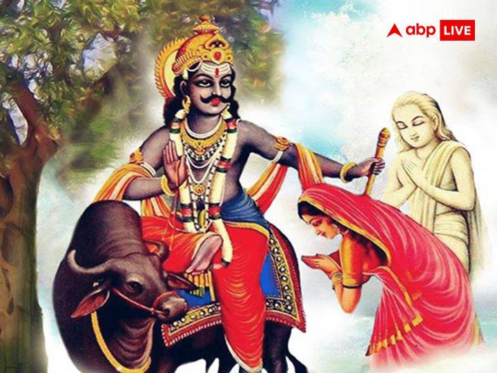 वट सावित्री की पूजा में सावित्री व्रत की कथा पढ़ना या सुनना जरूरी होता है. इसके बिना पूजा पूरी नहीं मानी जाती है. लेकिन किसी भी कारण से कथा अधूरी न छोड़े और न ही कथा के बीच-बीच में उठें.