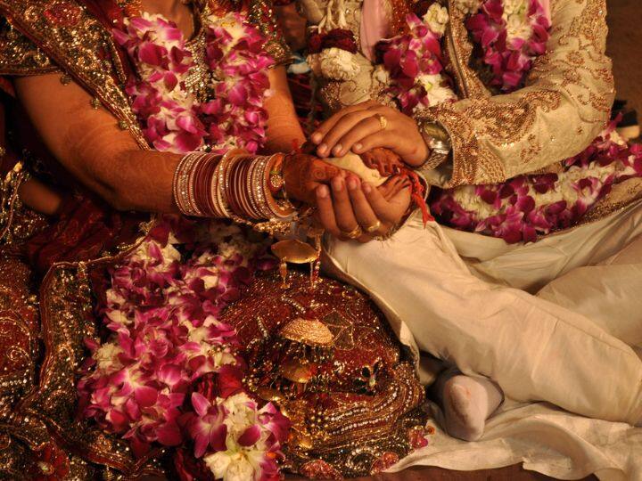 आषाढ़ महीने की देवशयनी एकादशी से चतुर्मास शुरू हो जाते है. इसमें भूलकर भी मांगलिक कार्य जैसे विवाह, मुंडन, गृह प्रवेश, जनेऊ संस्कार आदि नहीं करना चाहिए. इन कामों को करने से अशुभता प्राप्त होती है और जीवन मुश्किलों से घिर जाता है. विवाह सफल नहीं होते.