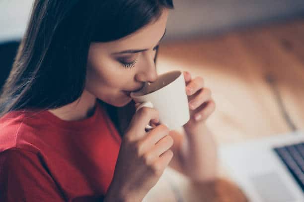 avoid these drink in summer coffee tea soda in summer is harmful health tips Summer Tips : उन्हाळ्यात 'हे' पेय पिणं म्हणजे आरोग्याशी खेळ, तुम्ही 'ही' चूक करु नका