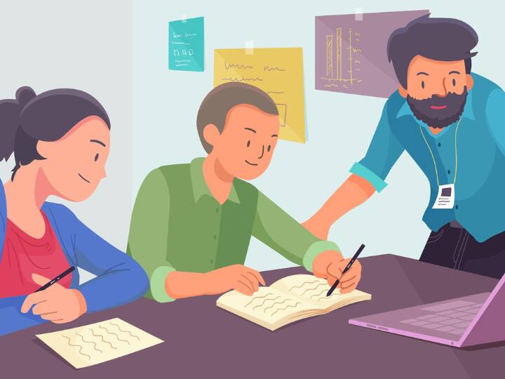 Short Term Course: 12वीं पास करने या ग्रेजुएशन करने के बाद उनका फोकस एक अच्छी नौकरी की तलाश में होता है. उनके पास ऐसा कौन सा कौशल है जो उन्हें नौकरी खोजने में मदद करेगा. तो आज हम आपको ऐसी ही कुछ जानकारी देने जा रहे हैं जिससे आपको एक अच्छी नौकरी खोजने में मदद मिलेगी. हम यहां शॉर्ट कोर्स की बात कर रहे हैं. वे लघु पाठ्यक्रम जिन्हें स्ट्रीमिंग की आवश्यकता नहीं है. आज इस तरह के बहुत सारे शॉर्ट कोर्स हैं, जिन्हें करने के बाद आप अच्छी सैलरी वाली नौकरी पा सकते हैं. इसके अलावा आप अपना खुद का बिजनेस भी शुरू कर सकते हैं.