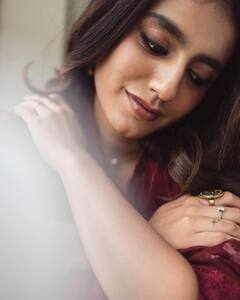 Priya Prakash Varrier Photos : ఎరుపెక్కిన అందం - క్రైమ్ థ్రిల్లర్‌తో వస్తున్న ప్రియా ప్రకాష్ వారియర్