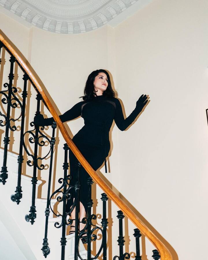 Sunny went for a goth look and nailed it to perfection