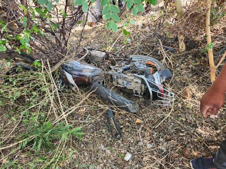 या अपघातात दुचाकीवरील दोघांचा मृत्यू झाला, ज्यांचं वय अंदाजे 25 आणि 55 वर्षे होतं.