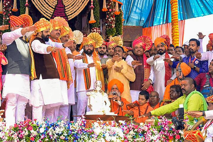 मुख्यमंत्री एकनाथ शिंदे आणि उपमुख्यमंत्री देवेंद्र फडणवीस यांच्या हस्ते आज रायगडवर छत्रपती शिवाजी महाराजांच्या प्रतिमेला अभिषेक घालण्यात आला. त्यानंतर शिवरायांच्या प्रतिमेचं पूजन करण्यात आलं.