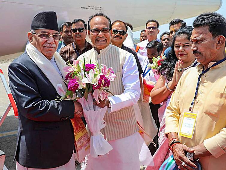 Nepal PM Pushpakamal Dahal Prachanda Visists Mahakal Temple In Ujjain Madhya Pradesh CM Shivraj Singh Chouhan Nepal PM Arrives In Madhya Pradesh To Rousing Welcome, Offers Prayers At Ujjain's Mahakaleshwar Temple