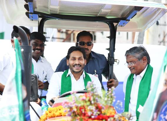 వైఎస్సార్ యంత్రసేవా పథకం ప్రారంభం- గుంటూరులో ఎటు చూసినా ట్రాక్టర్లే