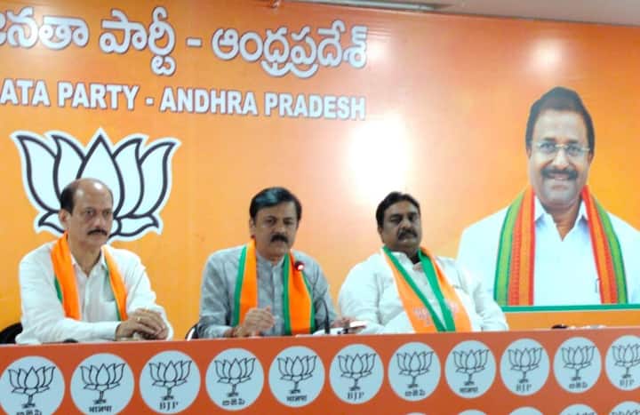 BJP MP GVL Narasimha Rao meets state governor gives complaint against Jagan govt over stickers DNN AP BJP: కేంద్ర పథకాలకు జగన్ ప్రభుత్వం స్టిక్కర్లు, గవర్నర్ కు ఫిర్యాదు చేసిన బీజేపీ నేతలు
