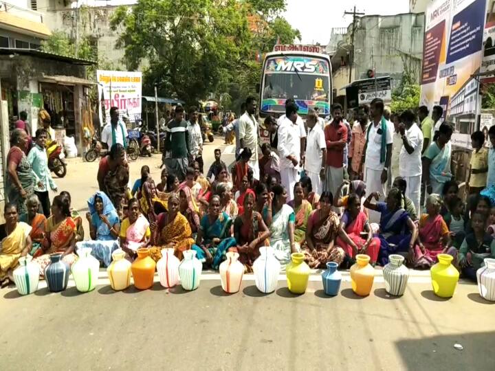 மயிலாடுதுறை அருகே தொடர் மின்வெட்டால் அவதியுறும் கிராம மக்கள் - மின்சார துறையை கண்டித்து சாலைமறியல்