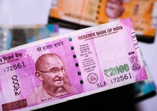 ਕਿੰਨੀ ਹੋਣੀ ਚਾਹੀਦੀ ਹੈ ਨੋਟ ਦੀ ਲੰਬਾਈ ਅਤੇ ਚੌੜਾਈ : ਆਰਬੀਆਈ ਨੇ ਕਿਹਾ ਹੈ ਕਿ ਕੱਟੇ ਹੋਏ ਨੋਟਾਂ ਦੀ ਬਦਲੀ ਉਨ੍ਹਾਂ ਦੀ ਸਥਿਤੀ 'ਤੇ ਨਿਰਭਰ ਕਰਦੀ ਹੈ। ਆਰਬੀਆਈ ਦੀ ਵੈੱਬਸਾਈਟ ਮੁਤਾਬਕ 2000 ਰੁਪਏ ਦੇ ਨੋਟ ਦੀ ਲੰਬਾਈ 16.6, ਚੌੜਾਈ 6.6 ਅਤੇ ਖੇਤਰਫਲ 109.56 ਹੈ। ਅਜਿਹੇ 'ਚ ਜੇ ਨੋਟ 88 ਵਰਗ ਸੈਂਟੀਮੀਟਰ ਦਾ ਹੈ ਤਾਂ ਤੁਹਾਨੂੰ ਪੂਰੇ ਪੈਸੇ ਮਿਲਣਗੇ, ਜਦਕਿ 44 ਵਰਗ ਸੈਂਟੀਮੀਟਰ 'ਤੇ ਸਿਰਫ ਅੱਧੇ ਪੈਸੇ ਹੀ ਮਿਲਣਗੇ।