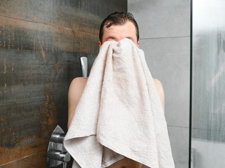 Never Use Someone Else Towel Otherwise You Have To Face These Serious Diseases एक तौलिया और पोंछने वाले अनेक! ऐसा आपके घर में तो नहीं होता? अभी संभल जाएं...वरना झेलनी पड़ जाएंगी ये बीमारियां