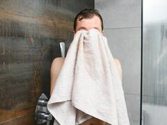 एक तौलिया और पोंछने वाले अनेक! ऐसा आपके घर में तो नहीं होता? अभी संभल जाएं...वरना झेलनी पड़ जाएंगी ये बीमारियां