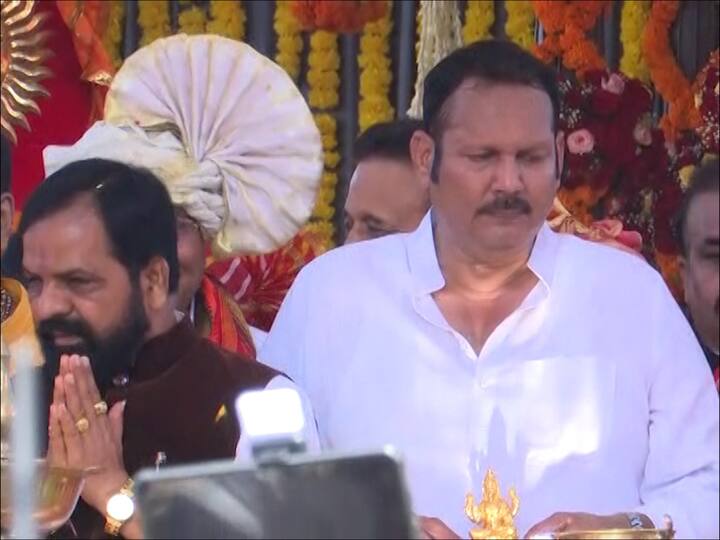 गडावर येण्यासाठी चित्त दरवाजा आणि नाणे दरवाजा असे दोन मार्ग उपलब्ध असणार आहेत. रोप-वे मार्ग हा निमंत्रितांसाठी मर्यादित राहणार आहे.