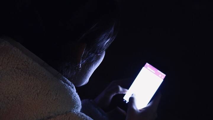 প্রথমত, ঘুমোতে যাওয়ার আগে মোটেও মোবাইল বা ল্য়াপটপে বেশিক্ষণ তাকিয়ে থাকা যাবে না। না হলে ঘুমের মান খারাপ হওয়ার আশঙ্কা থাকে।