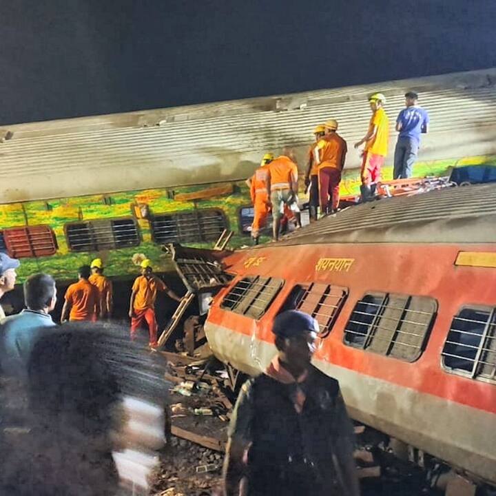 যুদ্ধকালীন তৎপরতায় উদ্ধারকার্য চালাচ্ছে সেনা, এনডিআরএফ। গ্যাসকাটার দিয়ে ট্রেনের বগি কেটে চলছে উদ্ধারকাজ।